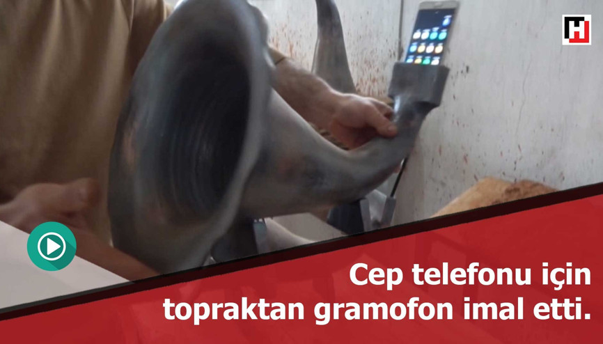 Cep telefonu için topraktan gramofon imal etti.