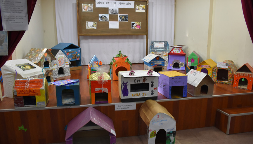 Minik eller ‘minik patiler’ üşümesin diye ev yaptı