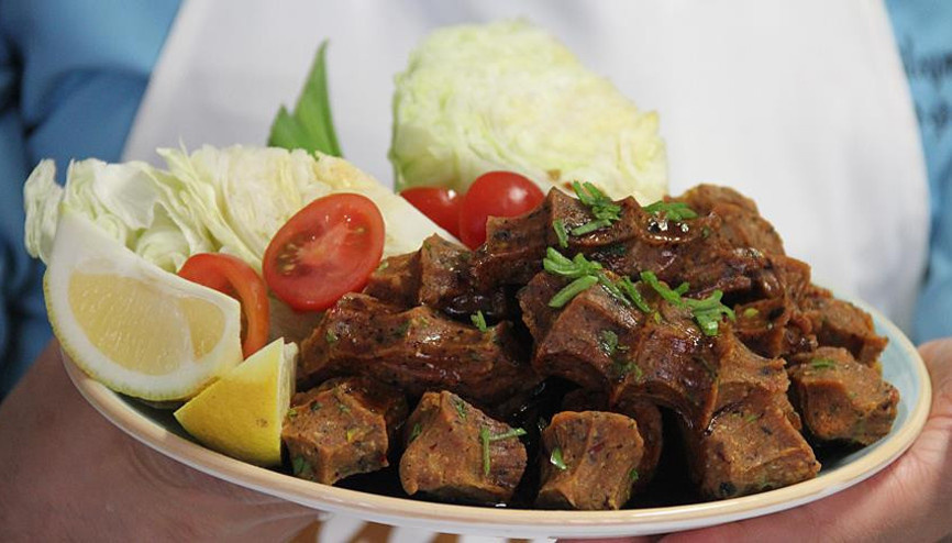 Çiğ köfte nasıl yapılır Bulgurun şişmemesi için çiğ köftenin içine ne konur