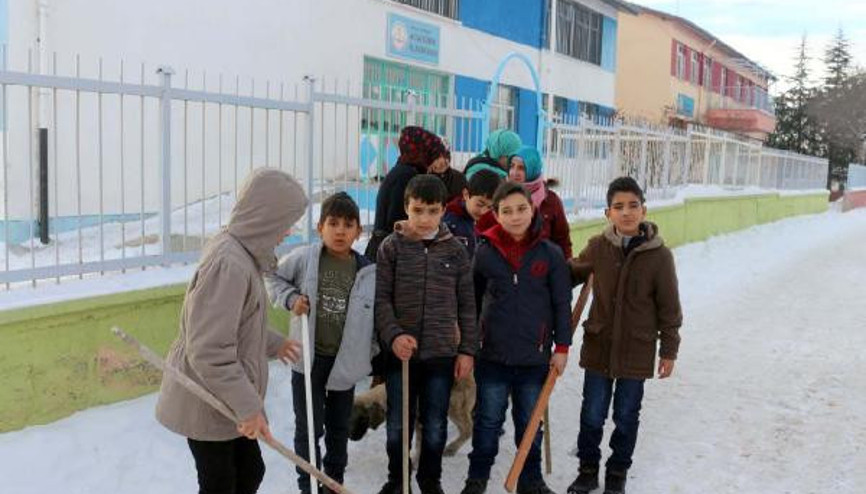Haymanada köpeklerin saldırdığı çocuk yaralandı, öğrenciler okula sopa ile gidiyor