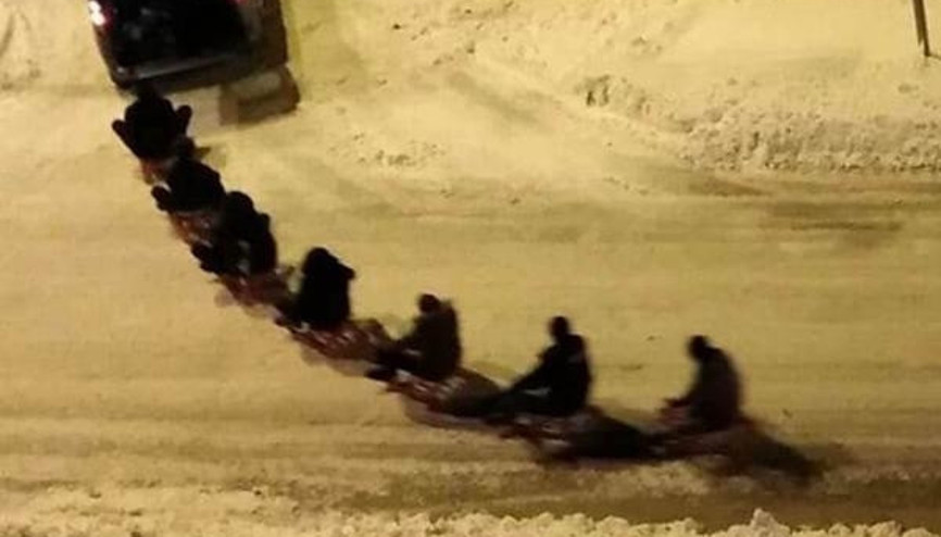 Otomobilin arkasına kızakları bağlayıp, kaydılar