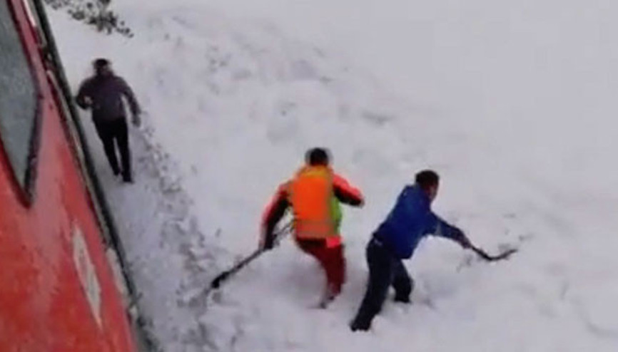 Kara gömüldüğünü görünce trenden atladılar