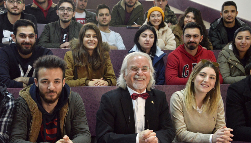 Üniversitenin papyonlu hocası Üniversitenin papyonlu hocası