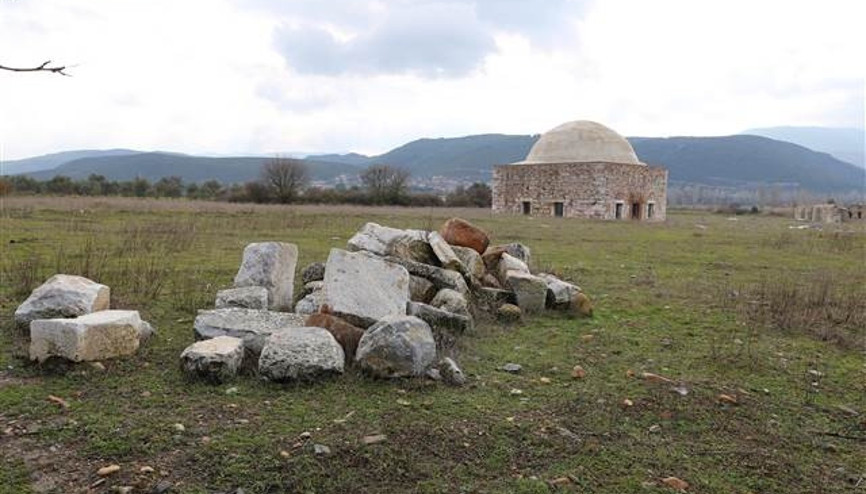 Kanuninin yaptırdığı tarihi mescide yeni dönem metal doğrama takıldı