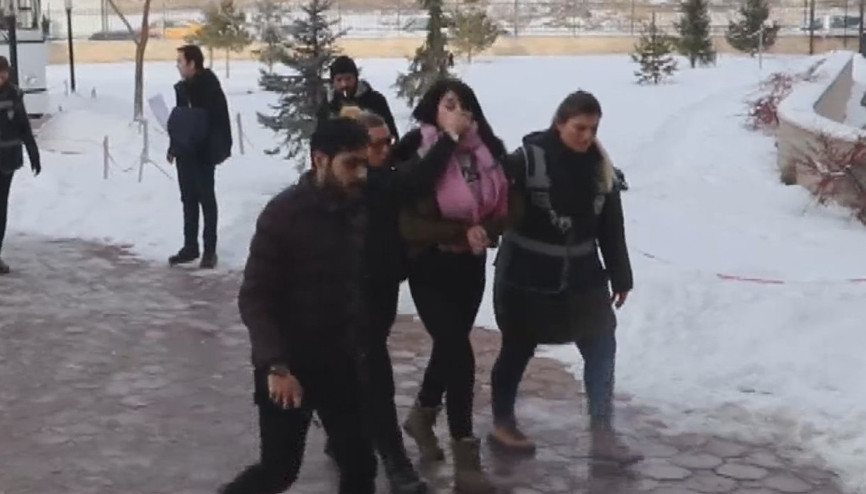 Gazetecileri soyunmakla tehdit etti