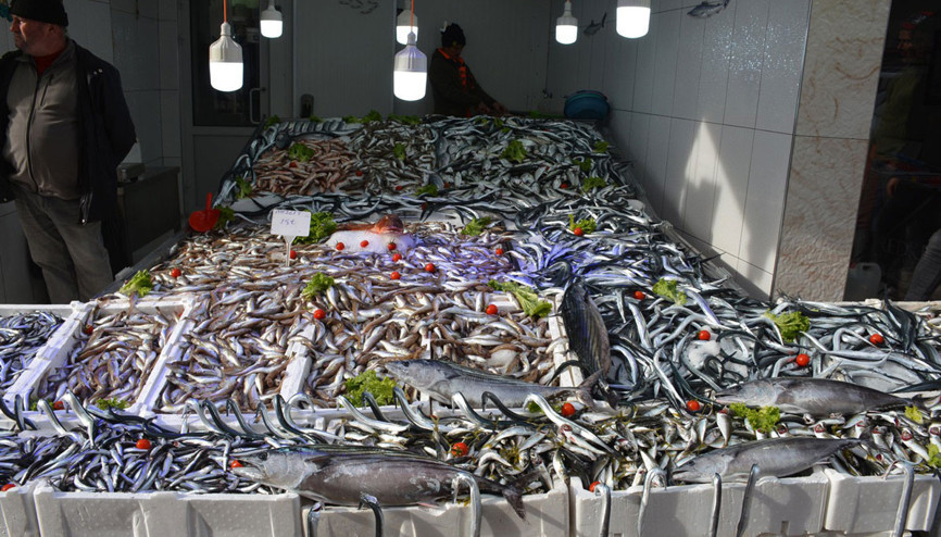Tezgahlar balıkla doldu