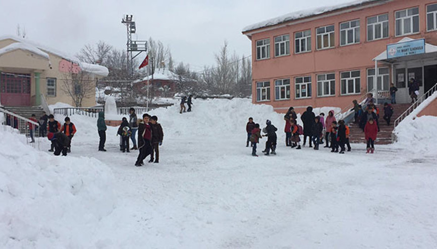 18 gün sonra okulların dün açıldığı Karlıovada eğitime yine ara verildi