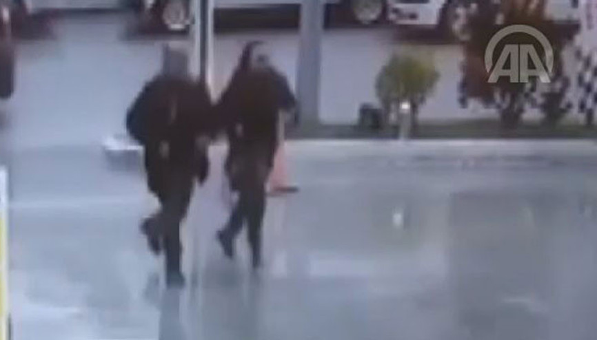 Emekli çiftin içinde 450 bin lira olan çantasını çaldılar