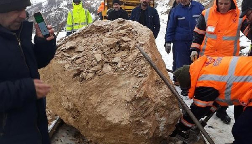 Paluda dağdan kopan kaya trene çarptı Paluda dağdan kopan kaya trene çarptı