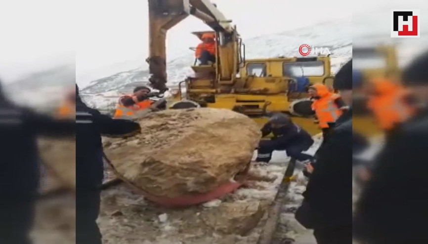 Dağdan kopan kaya parçası yolcu trenine çarptı, facia ucuz atlatıldı