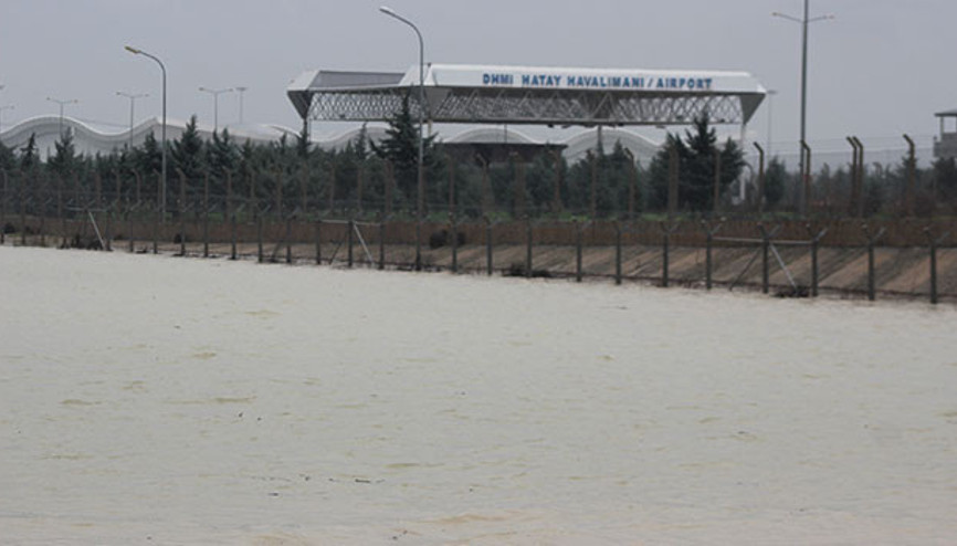 Son dakika... Hatayda alarm Su seviyesi yükseldi, havalimanı sivil araç trafiğine kapatıldı