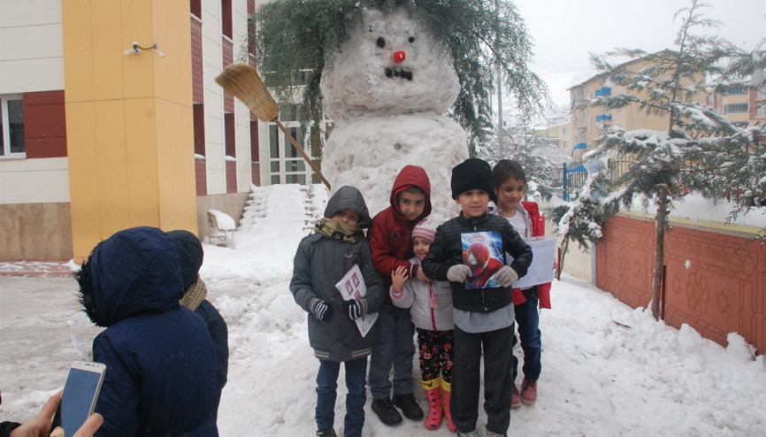 Karnesini alan dev kardan adama koştu