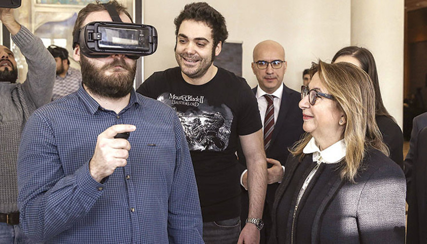 Dünyayı oynatıyoruz