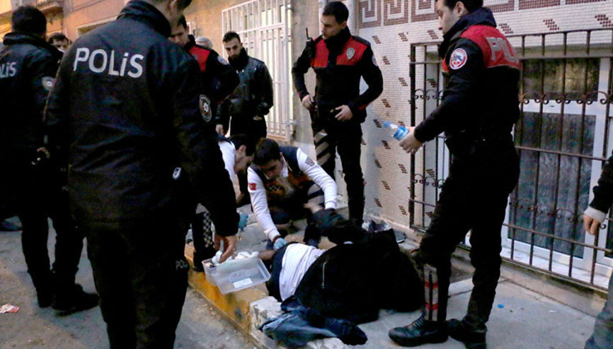 Cep telefonunu çaldığı kişiyi bıçakladı, kaçarken düşünce ağır yaralandı