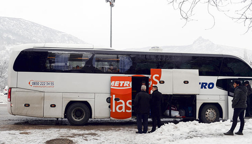 Kırık camı naylonla kapatan şoförü yolcular ihbar etti