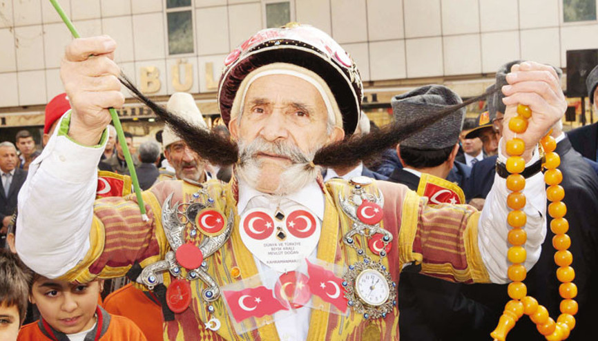 O bıyıklar toprak oldu