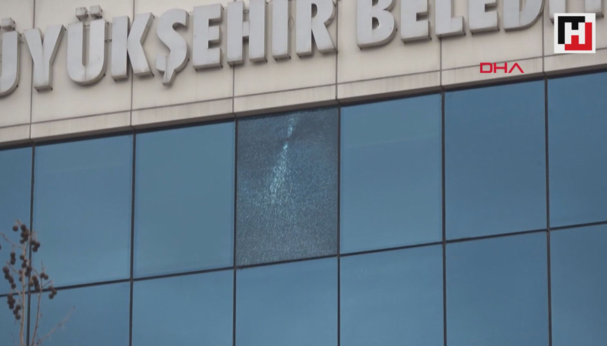 İş bulamayınca belediye binasını kurşunladı