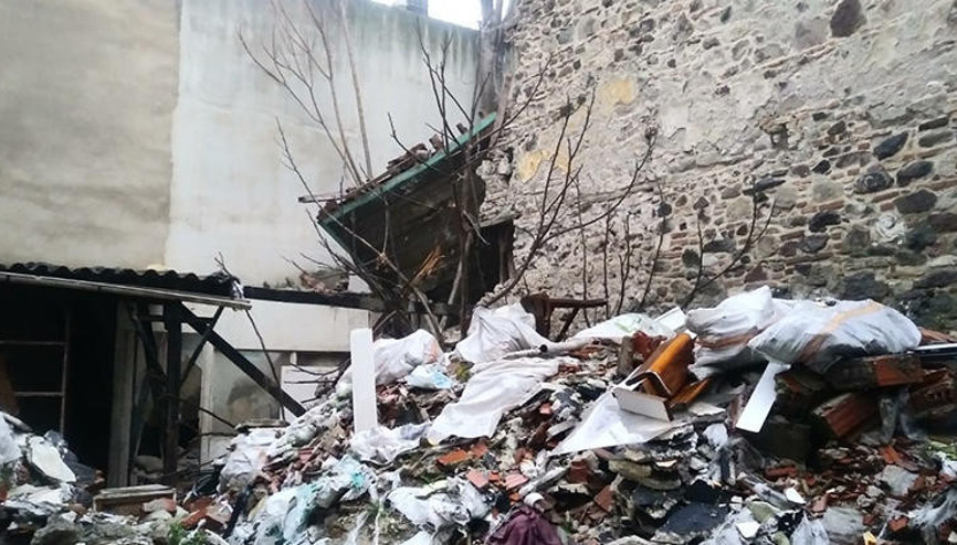 İzmirde tarihi bina çöktü