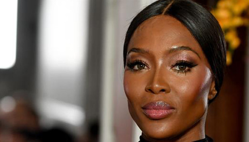 Şeffaf elbise ile podyuma çıktı gerçek göründü