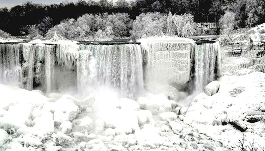 Niagara Şelalesi dondu, ortaya muhteşem görüntüler çıktı