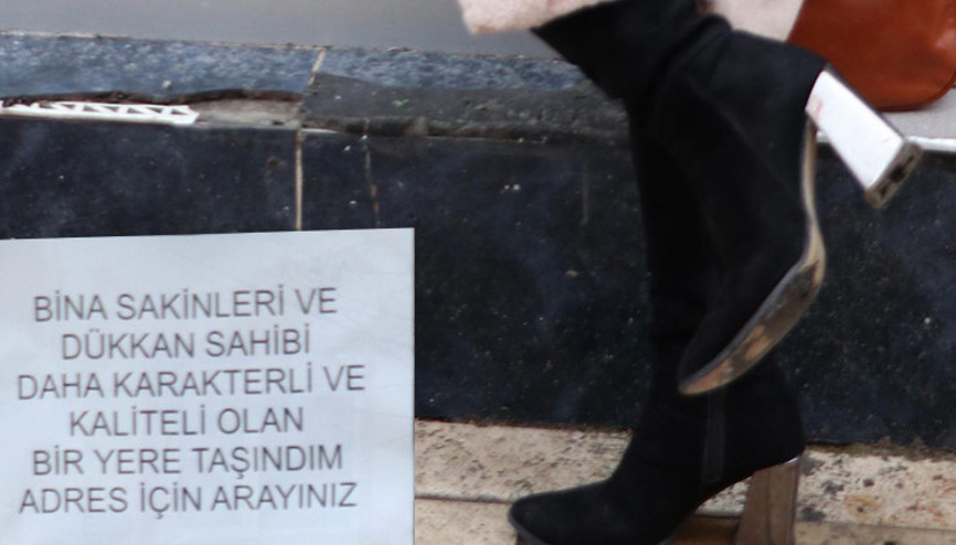 Topuklu ayakkabı engel oldu Bu notu bırakıp iş yerini taşıdı