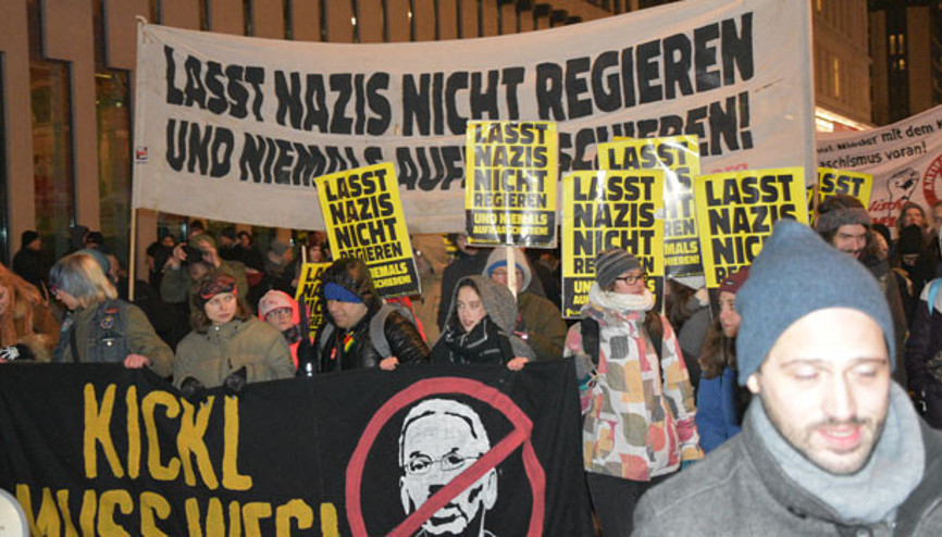 5 bin Avusturyalıdan ‘nazilerin ve zenginlerin hükümeti kahrolsun’ gösterisi 5 bin Avusturyalıdan ‘nazilerin ve zenginlerin hükümeti kahrolsun’ gösterisi