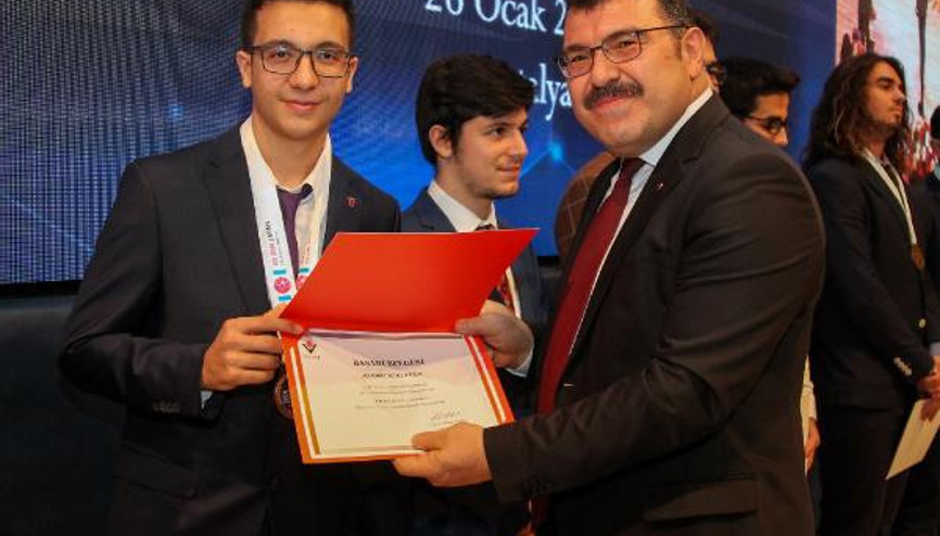Uğur Okulları öğrencisi Türkiye birincisi oldu Uğur Okulları öğrencisi Türkiye birincisi oldu