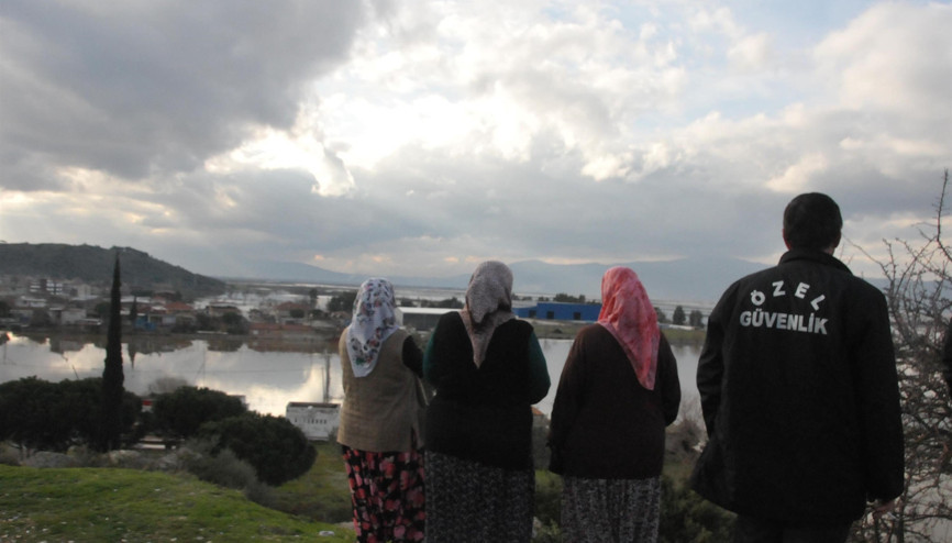 Büyük Menderes taştı, mahalle ve tarım arazileri su altında kaldı Büyük Menderes taştı, mahalle ve tarım arazileri su altında kaldı