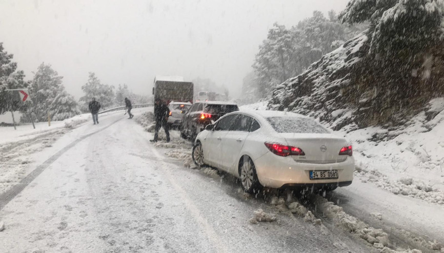Yüzlerce sürücü yolda kaldı Yüzlerce sürücü yolda kaldı