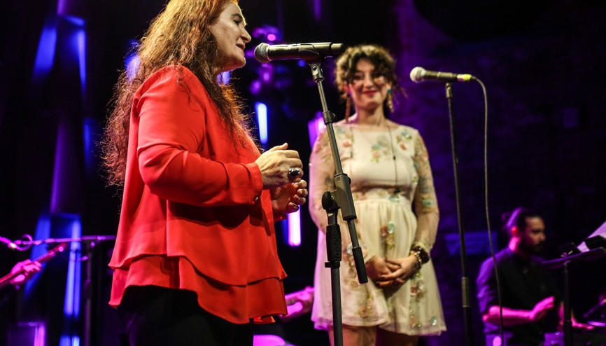Sabahat Akkiraz ve Melike Şahin Kökler ve Filizlerde buluştu