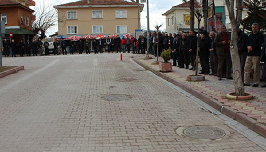 200 kişi yan yana durup sıraya girdi... Metrelerce kuyruğun nedeni ise...