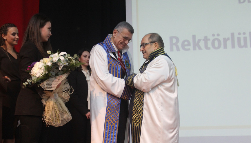 Gözyaşlarıyla rektörlüğü devretti