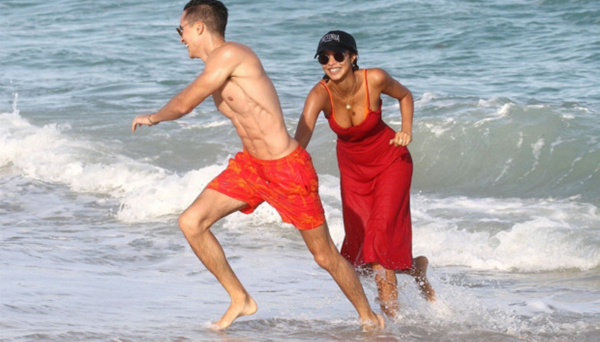 Arkadaşının sevgilisiyle şakalaştı