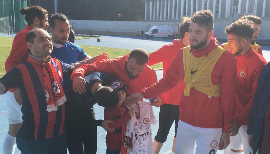 Takımı kazansın diye dua eden minik Bedirhana, Kömürspor forma hediye ettiler