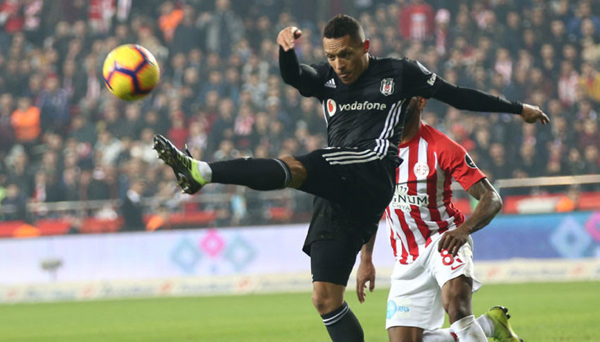 Beşiktaşta Adriano yolcu