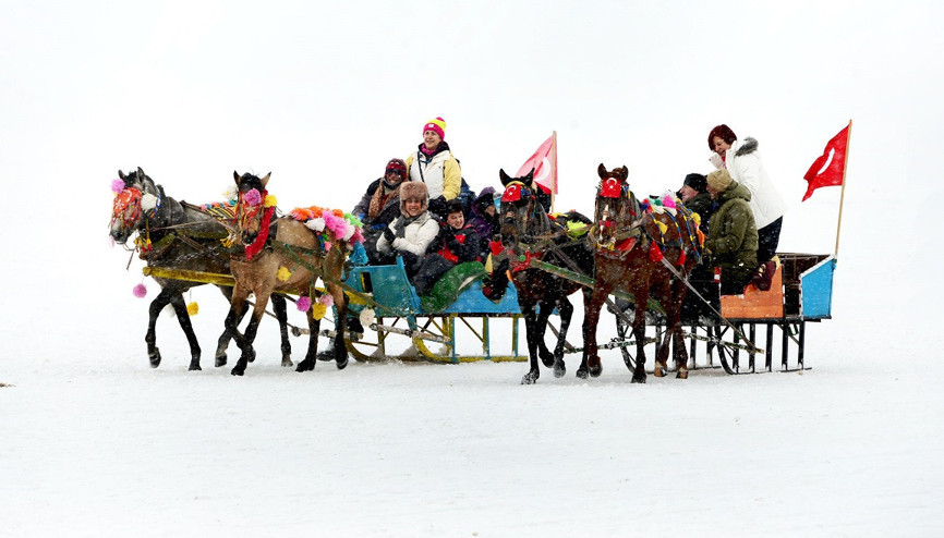 Donan Çıldır Gölü üzerinde atlı gezi ve halay