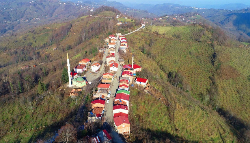 İki şehir bu caddede ayrılıyor Çay söylemek için şehirler arası kod çeviriyorlar...