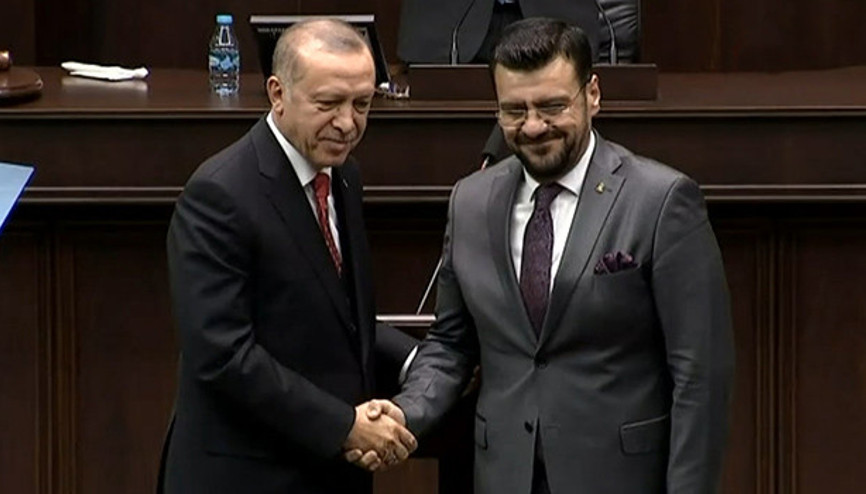 Erdoğan, İYİ Partiden istifa edip AK Partiye geçen Tamer Akkala rozet taktı