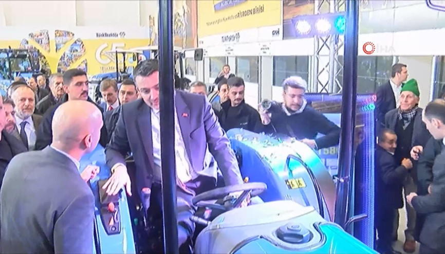 Bakan Pakdemirli: Elektrikli traktör görücüye çıkacak
