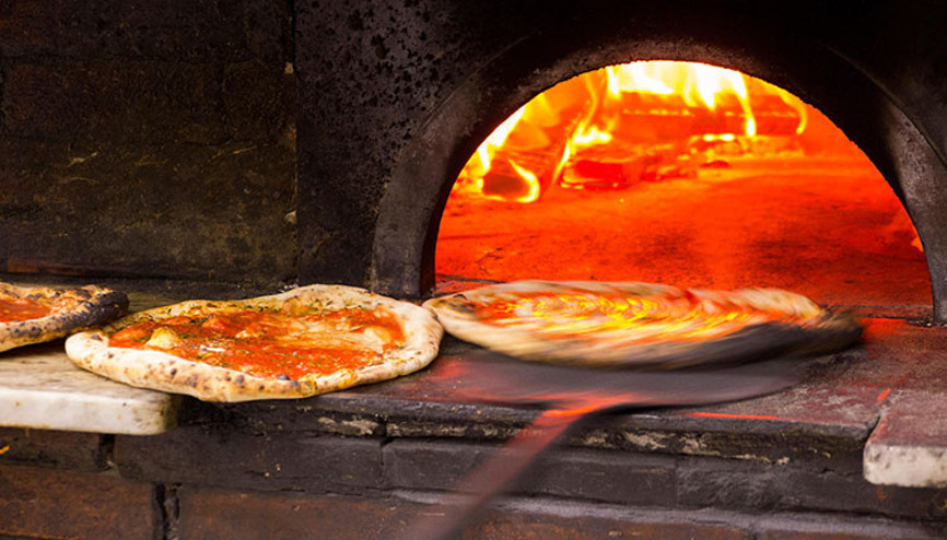 Sadece iki çeşit pizza yapıyor, kapısından metrelerce kuyruk eksik olmuyor