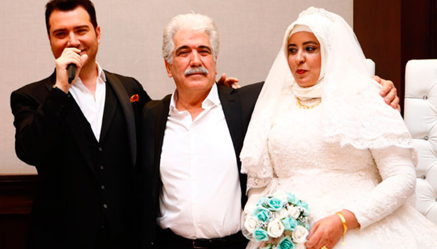 Başlık parası ödedik Ünlü şarkıcı babasını evlendirdi