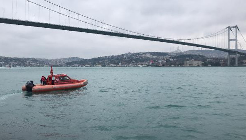 Boğaz turunda büyük şok Bir kişi denize düşerek hayatını kaybetti Boğaz turunda büyük şok Bir kişi denize düşerek hayatını kaybetti