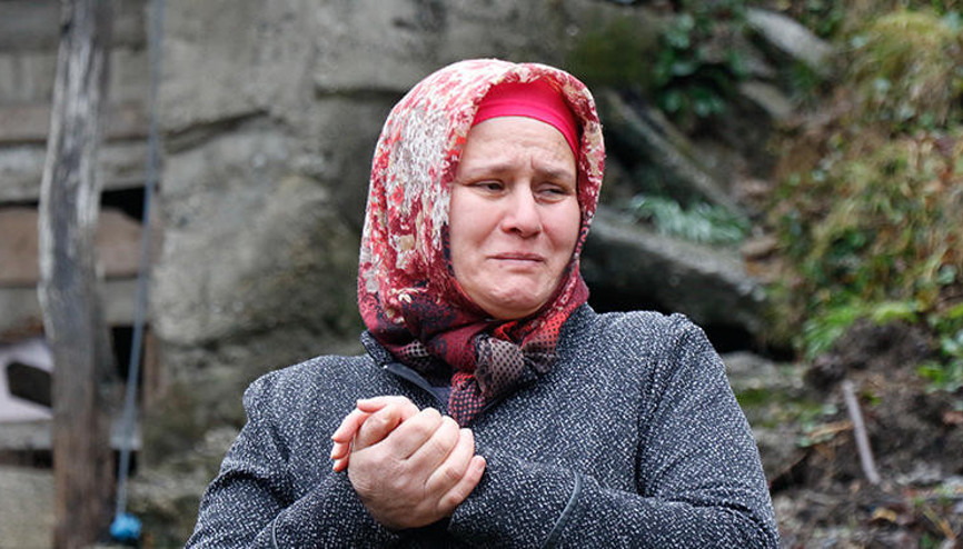 Heyelan evlerini ikiye böldü, 4 kişilik aile ortada kaldı