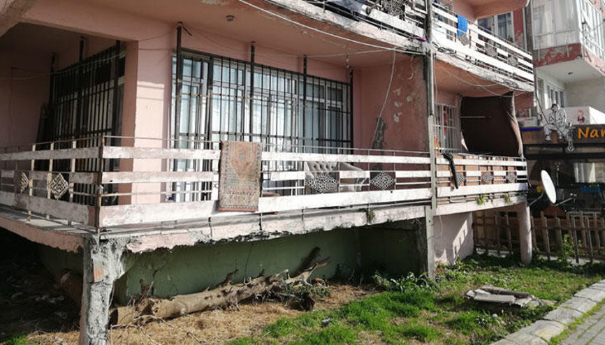 Yıkılmaya yüz tutmuş binada insanlar oturuyor
