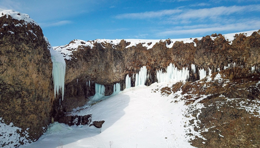 Diyadin Kanyonunda 30 metrelik buz sarkıtları