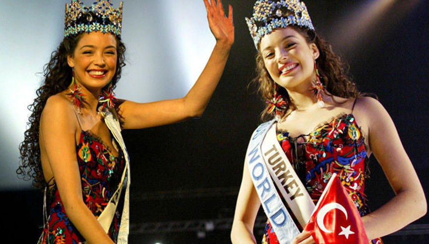 Azra Akının dünya güzeli seçildiği gece giydiği o kostümün ilginç hikayesi