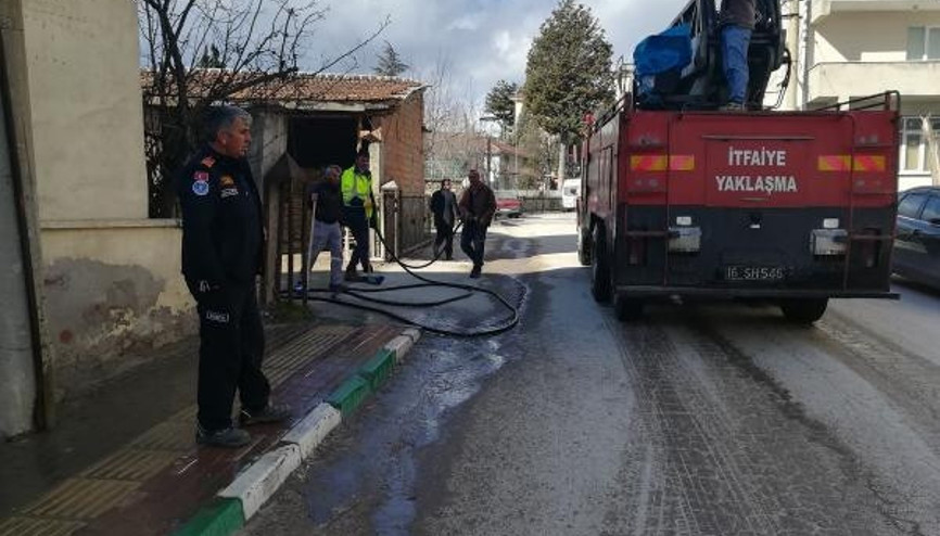 Büyükorhan sokakları arazözle temizleniyor