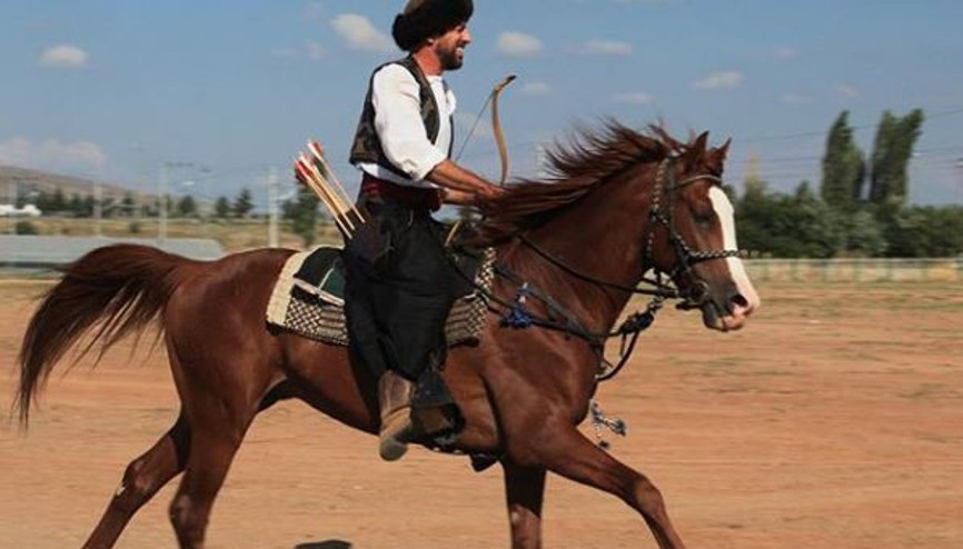 Atlarla arası çok iyi olup birçok oyuncuya at binme dersi veren ünlü oyuncu kimdir