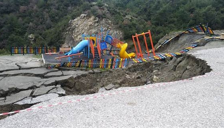 Çocuk parkı heyelan yüzünden çöktü