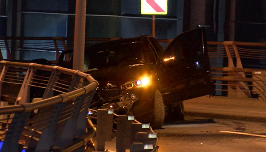 Kazada ölümden dönen sürücü lüks otomobili bırakıp kaçtı